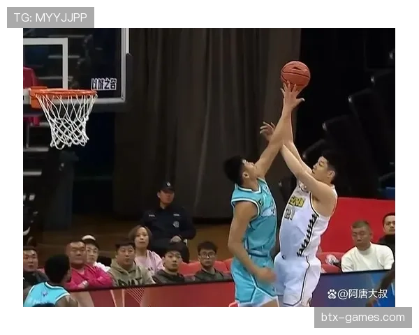 胡金秋穿得跟个邻家大叔，球场上却像是富豪专用玩具一样狂刷分数